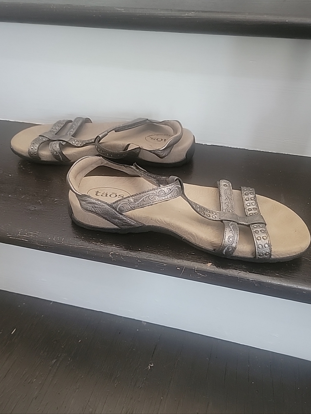 Taos Trophy Women’s Sandals Size 10 Pewter Metallic Studded Ankle Strap Comfort - Picture 3 of 4